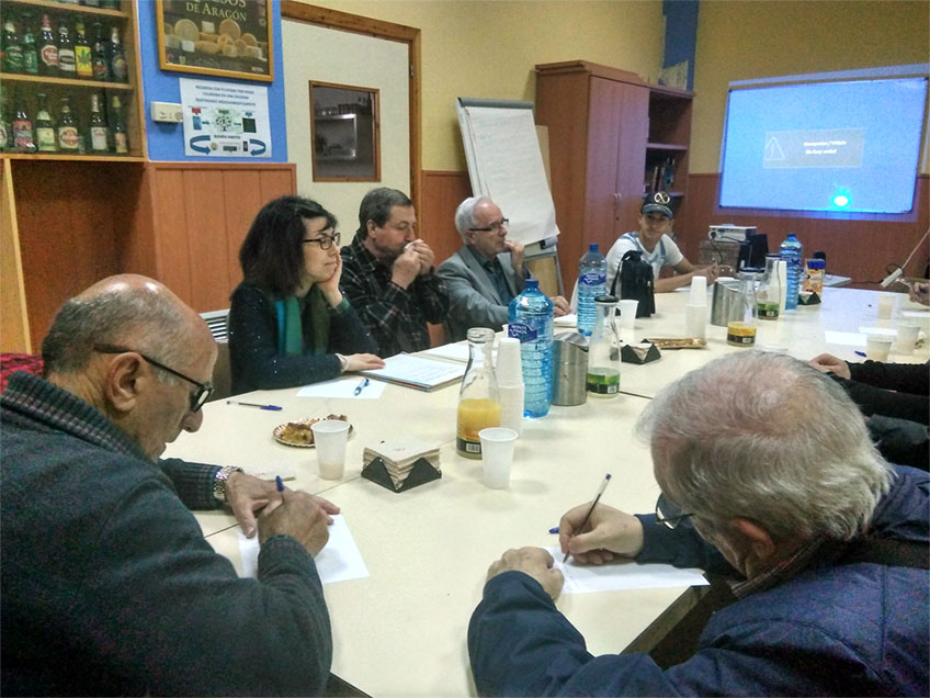 Mesa de trabajo en Fundación Picarral de los representantes del Centro de Mayores Balsas y alumnado del CSL Picarral 