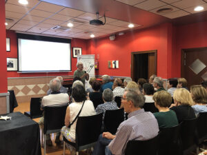 Manolo Fortuny hablando sobre proyectos en Tchad