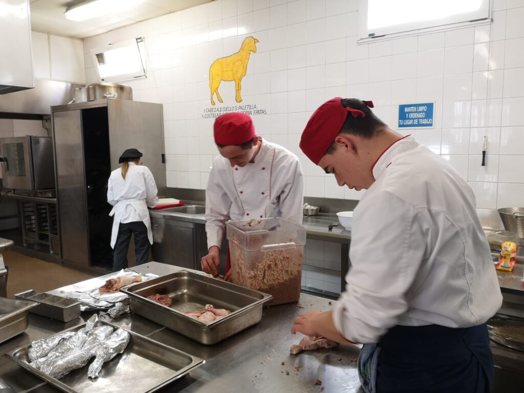estudiantes procedentes de la Escuela Károly Róbert School de Gyöngyös (Hungría) Es