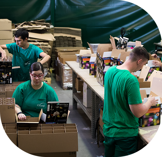 Personas trabajando en fábrica
