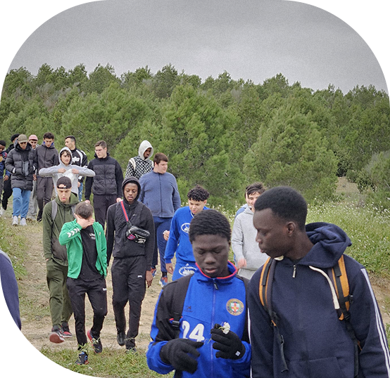 Excursión de jóvenes por el bosque