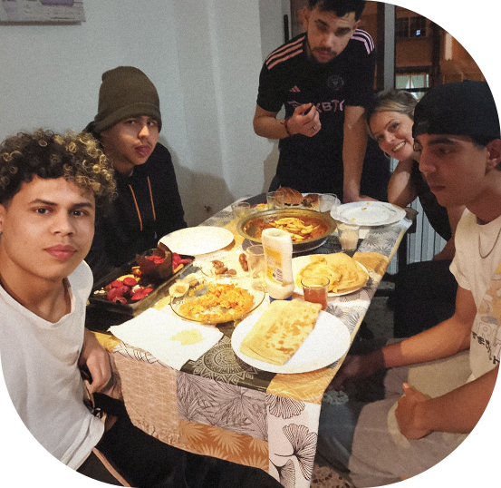 Jóvenes rompiendo el Ramadan, cenando y acompañados por una supervisora.