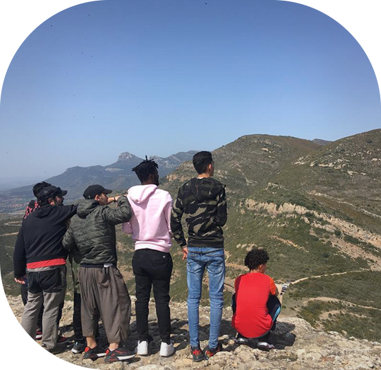 Chicos disfrutando de una excursión por la montaña.