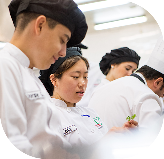 Jóvenes estudiantes de cocina