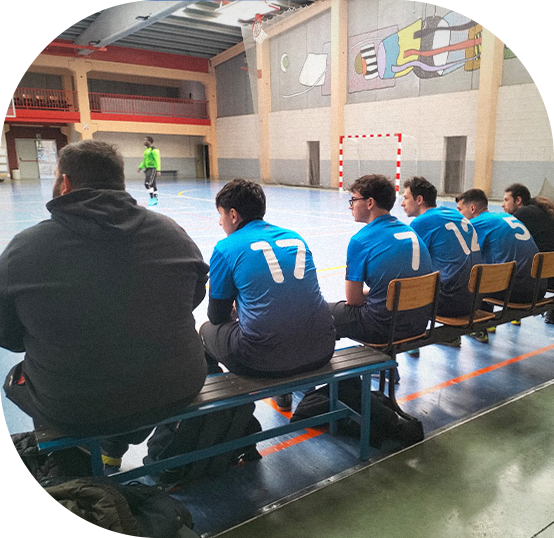Partido de fútbol, chicos esperando en un banquillo