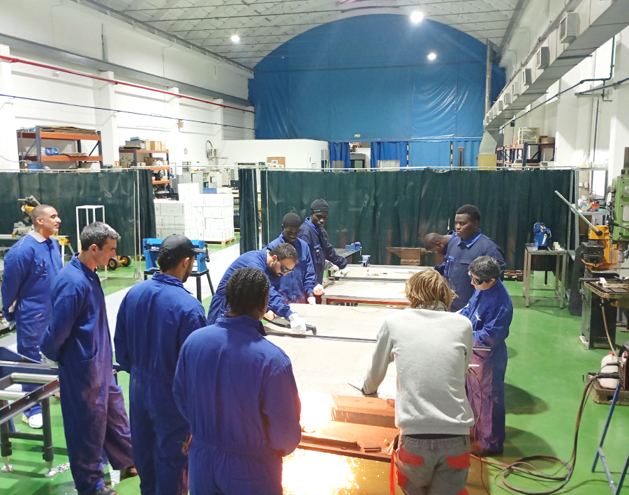 Grupo de estudiantes de soldadura realizando prácticas