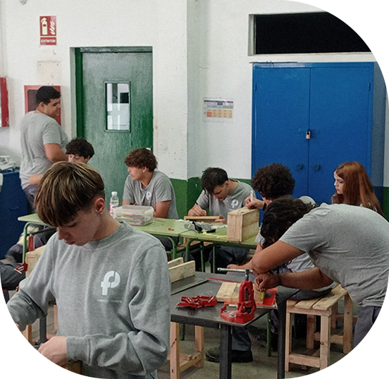 Chicos aprendiendo en aula-taller