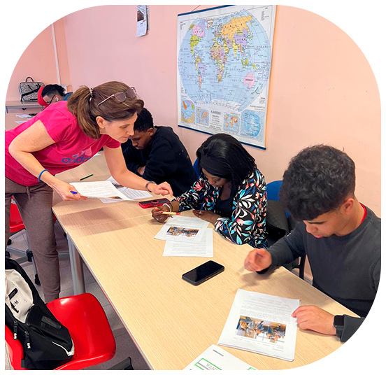 profesora enseñando a jóvenes